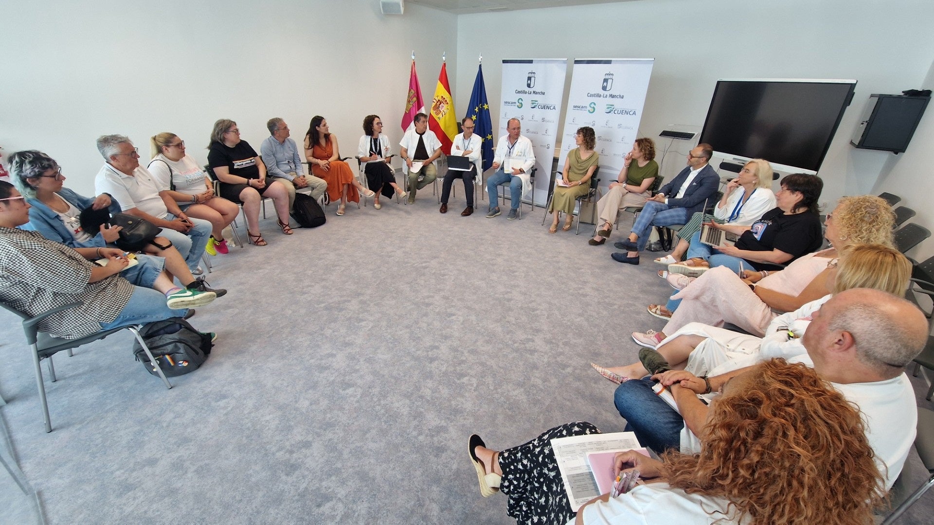 La Unidad de Atención Sanitaria a Personas Trans de Castilla-La Mancha analiza con asociaciones y colectivos los avances alcanzados La Unidad de Atención Sanitaria a Personas Trans de Castilla-La Mancha analiza con asociaciones y colectivos los avances alcanzados