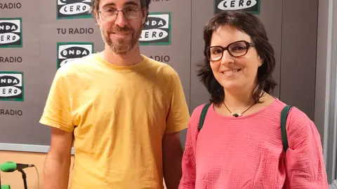 El colectivo ciudadano Vía Libre se presenta oficialmente este miércoles en la sede de la asociación Agua de Mayo de Alcalá de Henares Julio Berzal y Teresa Campillo, miembros de Aguas de Mayo