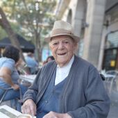 Francisco Pardillos en su momento preferido del día, en la Plaza San Francisco