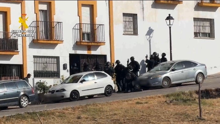 Desmantelado un punto de venta de droga frente a un centro educativo de Almodóvar del Río Desmantelado un punto de venta de droga frente a un centro educativo de Almodóvar del Río