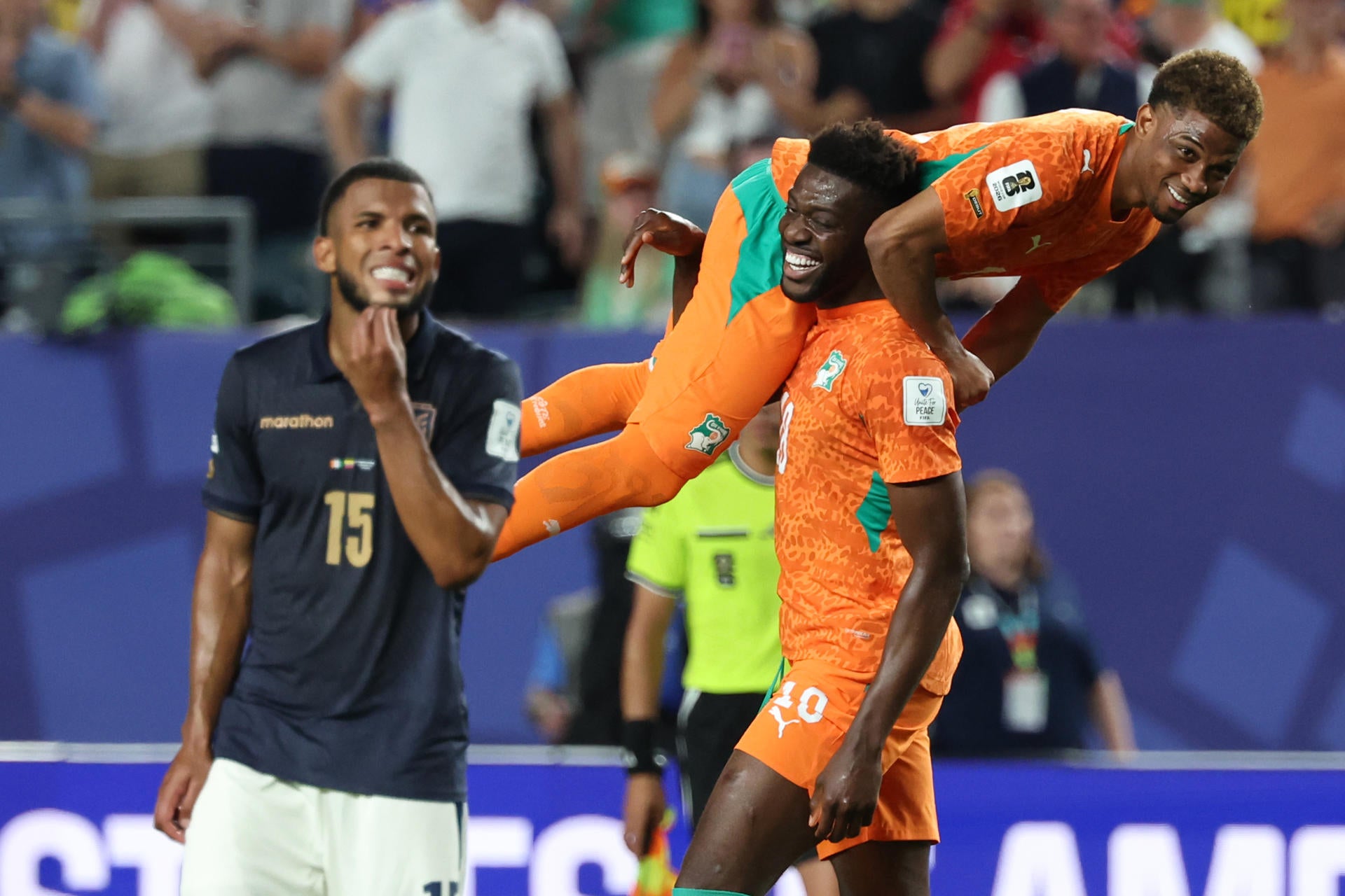Ibrahim Sangare (d) y Amad Diallo (arriba) de Costa de Marfil celebran este domingo, al finalizar un partido del grupo E del Mundial de la FIFA 2026 Ibrahim Sangare (d) y Amad Diallo (arriba) de Costa de Marfil celebran este domingo, al finalizar un partido del grupo E del Mundial de la FIFA 2026