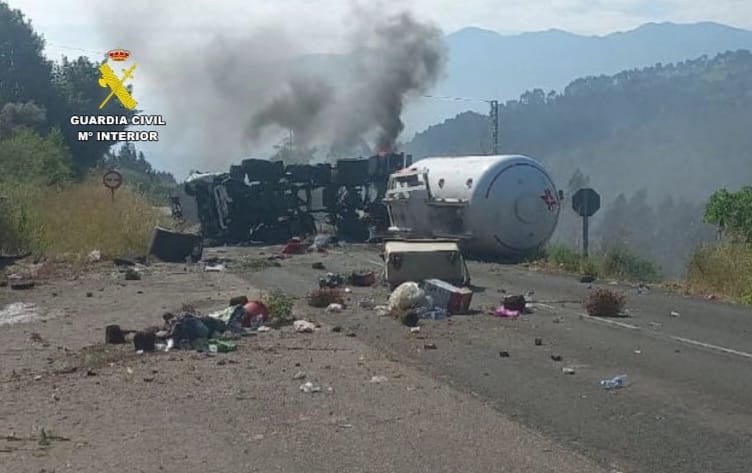 Vuelca un camión cisterna en la N632 cerca de Colunga Vuelca un camión cisterna en la N632 cerca de Colunga