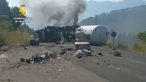 Vuelca un camión cisterna en la N632 cerca de Colunga Vuelca un camión cisterna en la N632 cerca de Colunga