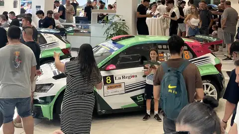Cohete Suárez y Nuria Pons reunieron a la afición del motor en Gadasa, concesionario Skoda, antes del 59 Rallye de Ourense Cohete Suárez y Nuria Pons reunieron a la afición del motor en Gadasa, concesionario Skoda, antes del 59 Rallye de Ourense