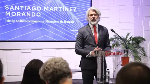 Aragón afronta varios retos para aprovechar las inversiones El jefe de Análisis Económico de Ibercaja, Santiago Martínez, en la presentación del Informe