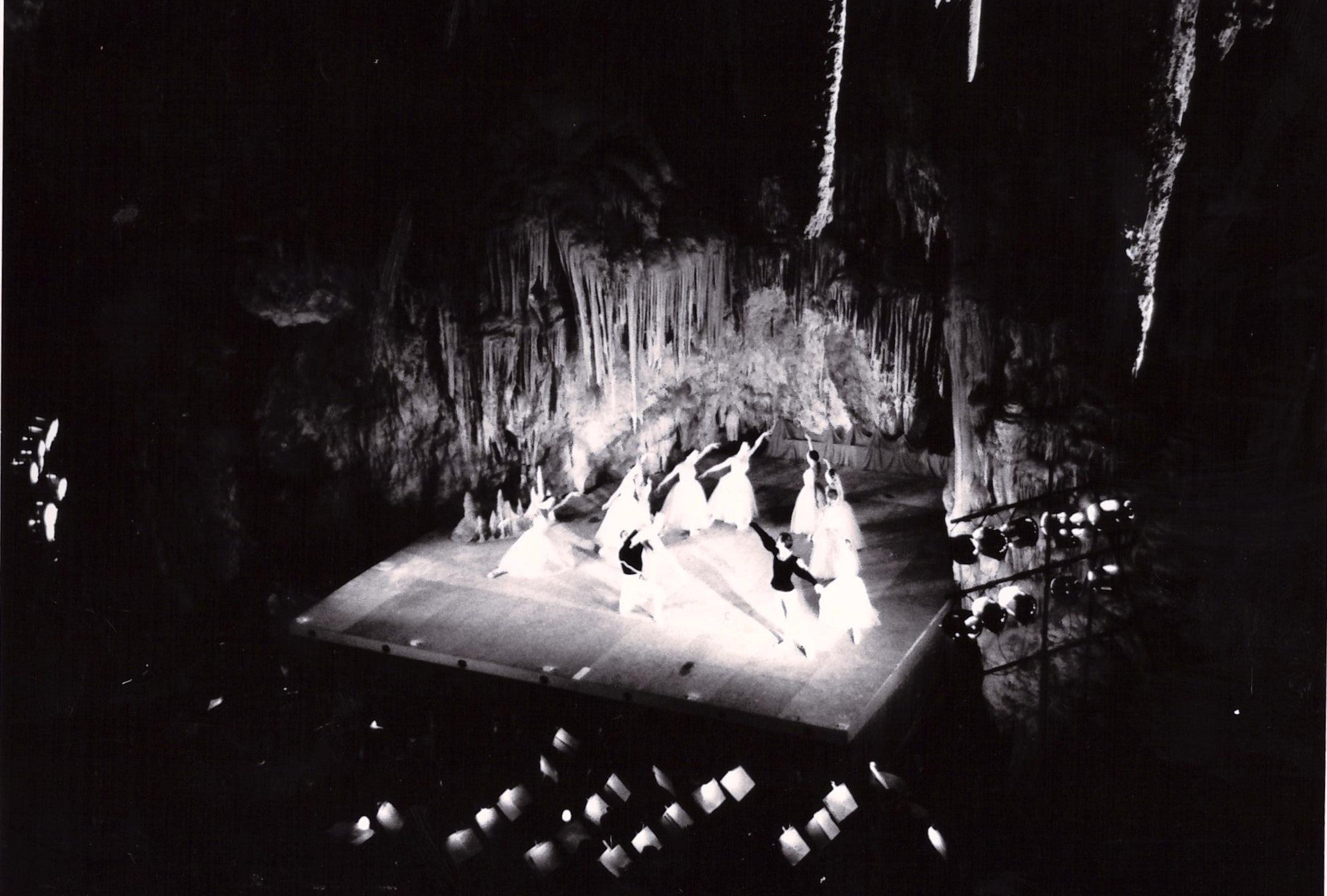 Se cumplen 66 años de la inauguración de la Cueva de Nerja y de su festival con el anuncio de que la 64ª edición del mismo se celebrará este verano Se cumplen 66 años de la inauguración de la Cueva de Nerja y de su festival con el anuncio de que la 64ª edición del mismo se celebrará este verano