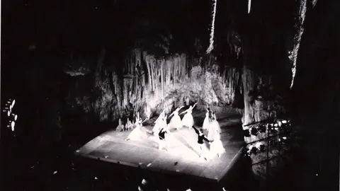 Se cumplen 66 años de la inauguración de la Cueva de Nerja y de su festival con el anuncio de que la 64ª edición del mismo se celebrará este verano Se cumplen 66 años de la inauguración de la Cueva de Nerja y de su festival con el anuncio de que la 64ª edición del mismo se celebrará este verano
