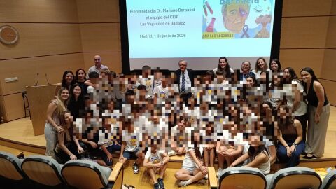 Alumnos y profesores de Las Vaguadas junto a Barbacid