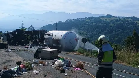 Atajado el peligro por el vuelco de un camión de gas propano en Colunga Atajado el peligro por el vuelco de un camión de gas propano en Colunga