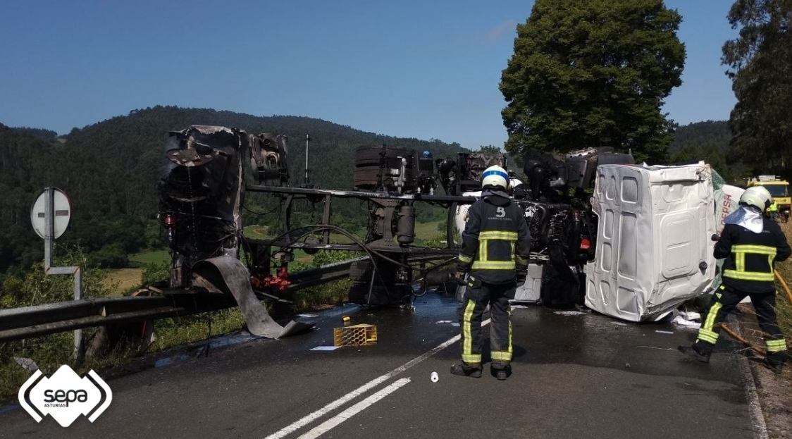 El Principado activa un plan de emergencia tras el vuelco de un camión con propano en Colunga El Principado activa un plan de emergencia tras el vuelco de un camión con propano en Colunga