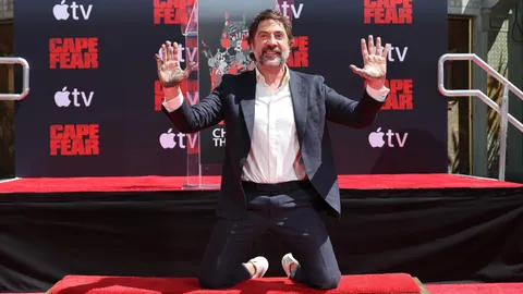 Javier Bardem tras plasmar sus huellas