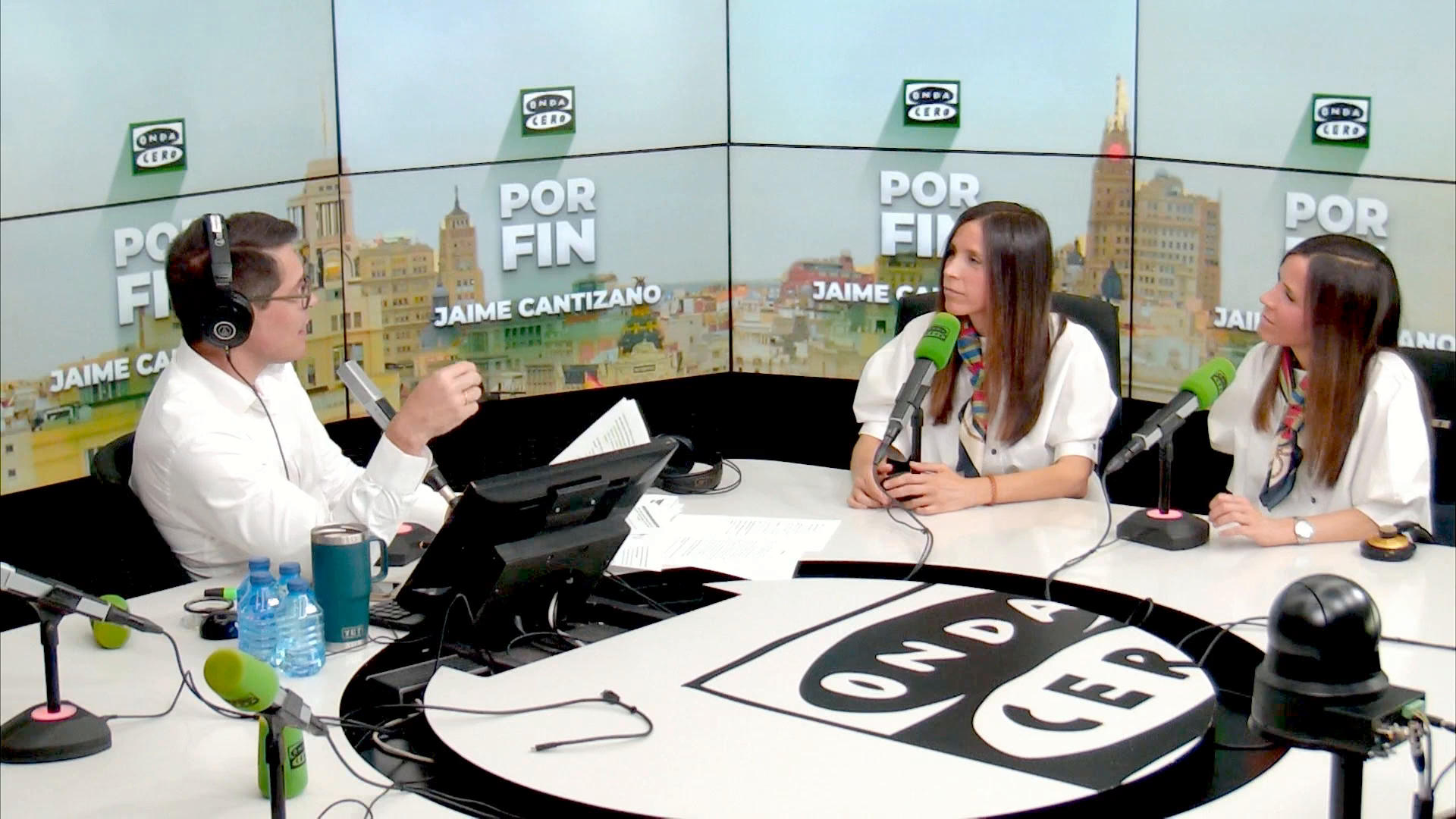 La increíble historia de dos gemelas que sacaron la misma nota en el MIR y trabajan juntas: "Solo nos hemos separado 15 días en la vida" La increíble historia de dos gemelas que sacaron la misma nota en el MIR y trabajan juntas: "Solo nos hemos separado 15 días en la vida"