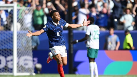 Mbapp&eacute; celebra su segundo gol ante Senegal