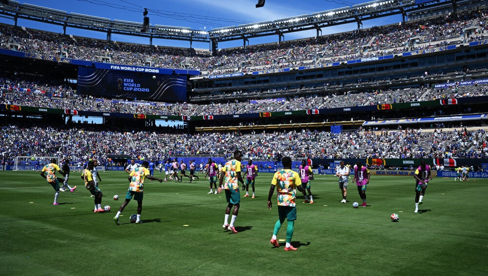 Jugadores de ambas plantillas sobre el césped