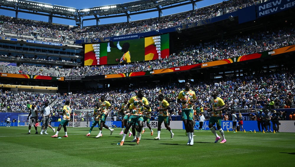 Los jugadores de Senegal calientan sobre el césped Los jugadores de Senegal calientan sobre el césped