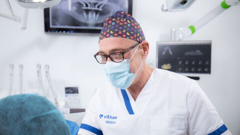 Vithas lanza &lsquo;Recuperando la sonrisa&rsquo;, nuevo cap&iacute;tulo de su p&oacute;dcast Historias & Historiales, protagonizado por el Dr. Rub&eacute;n Dav&oacute;