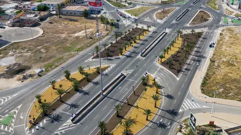 El Ayuntamiento de Elche ha ajardinado la Ronda Oeste. El Ayuntamiento de Elche ha ajardinado la Ronda Oeste.