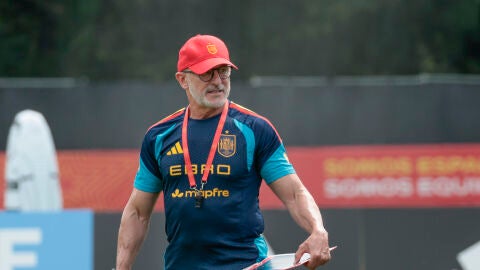 Luis De la Fuente durante un entrenamiento de Espa&ntilde;a en el Mundial 2026