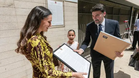 María Pastor y Leire Arellano reciben una copia del bando de manos de Luis Barcala María Pastor y Leire Arellano reciben una copia del bando de manos de Luis Barcala