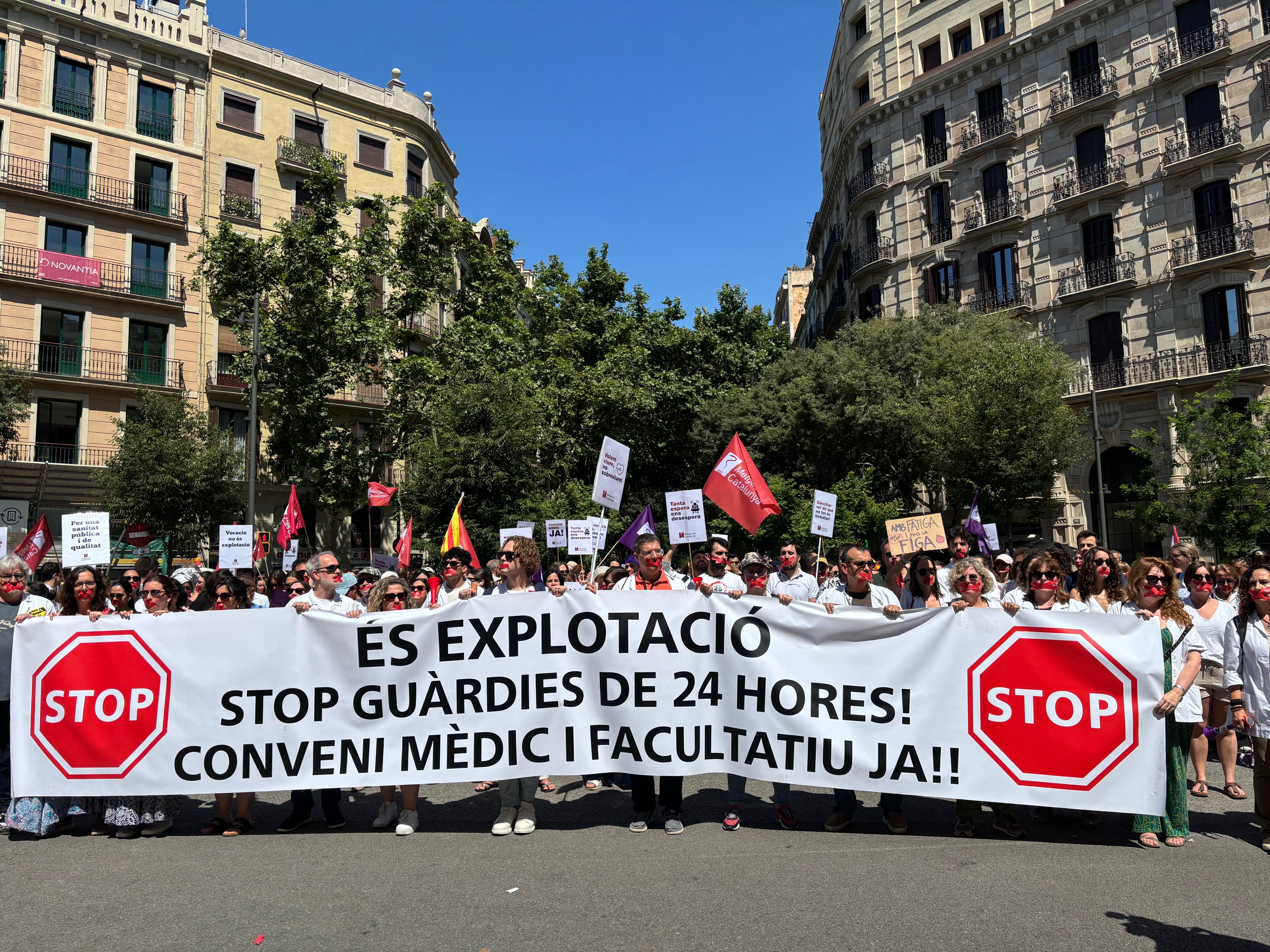 La campanya que anima els metges a no fer hores extres afecta un miler d'operacions en quatre dies La campanya que anima els metges a no fer hores extres afecta un miler d'operacions en quatre dies