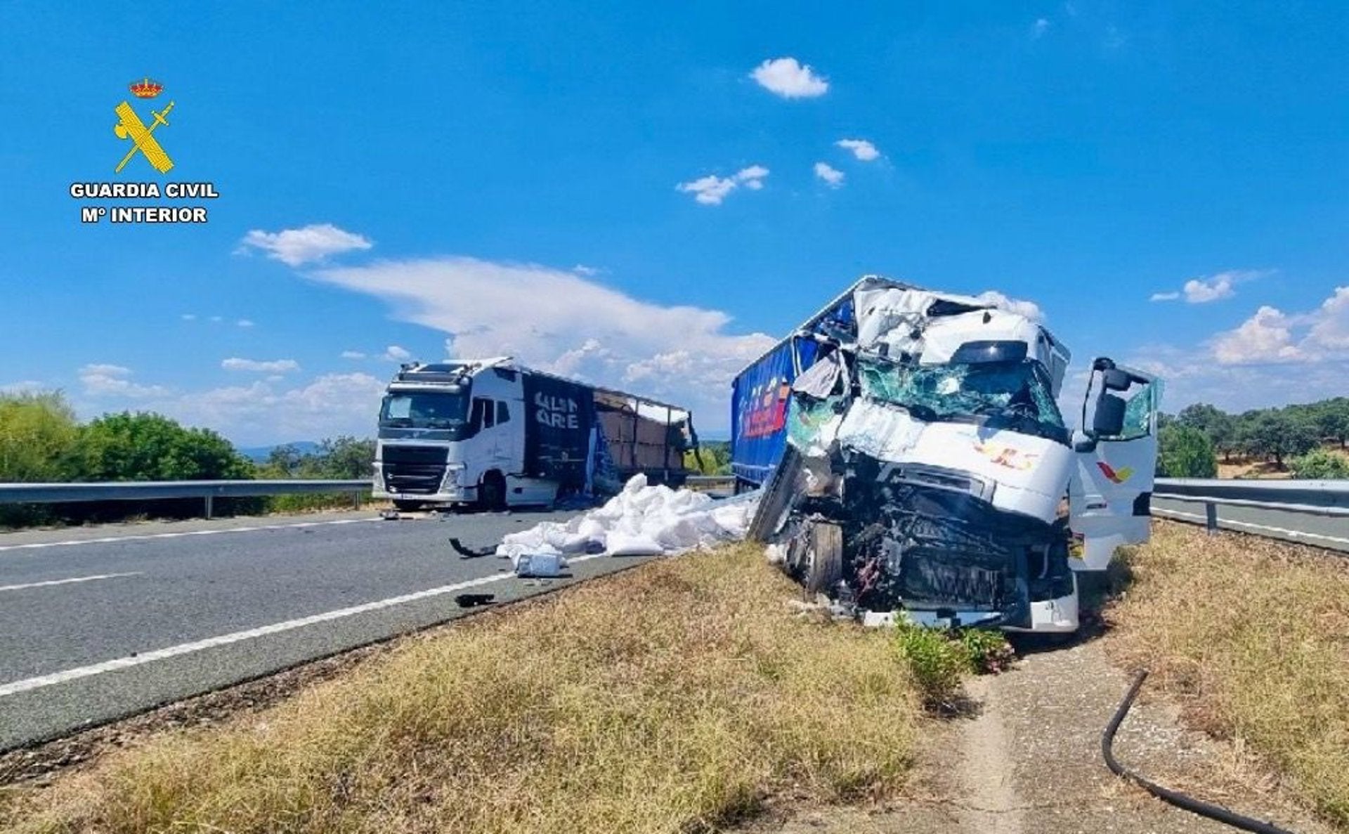 Un accidente entre dos camiones obligaba a cortar la A-66 a la altura del kilómetro 471 sentido Sevilla, ya reabierta Un accidente entre dos camiones obligaba a cortar la A-66 a la altura del kilómetro 471 sentido Sevilla, ya reabierta