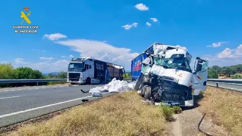 Un accidente entre dos camiones obligaba a cortar la A-66 a la altura del kilómetro 471 sentido Sevilla, ya reabierta Un accidente entre dos camiones obligaba a cortar la A-66 a la altura del kilómetro 471 sentido Sevilla, ya reabierta