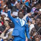 Lumumba Vea, el aficionado del Congo que se hizo viral por quedarse inmóvil con el brazo en alto durante 90 minutos Lumumba Vea, el aficionado del Congo que se hizo viral por quedarse inmóvil con el brazo en alto durante 90 minutos