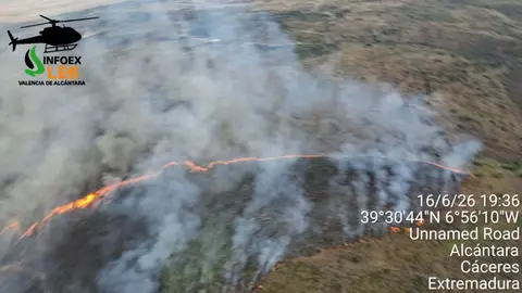 Medios aéreos y terrestres trabajan en la extinción de un incendio en Brozas Medios aéreos y terrestres trabajan en la extinción de un incendio en Brozas
