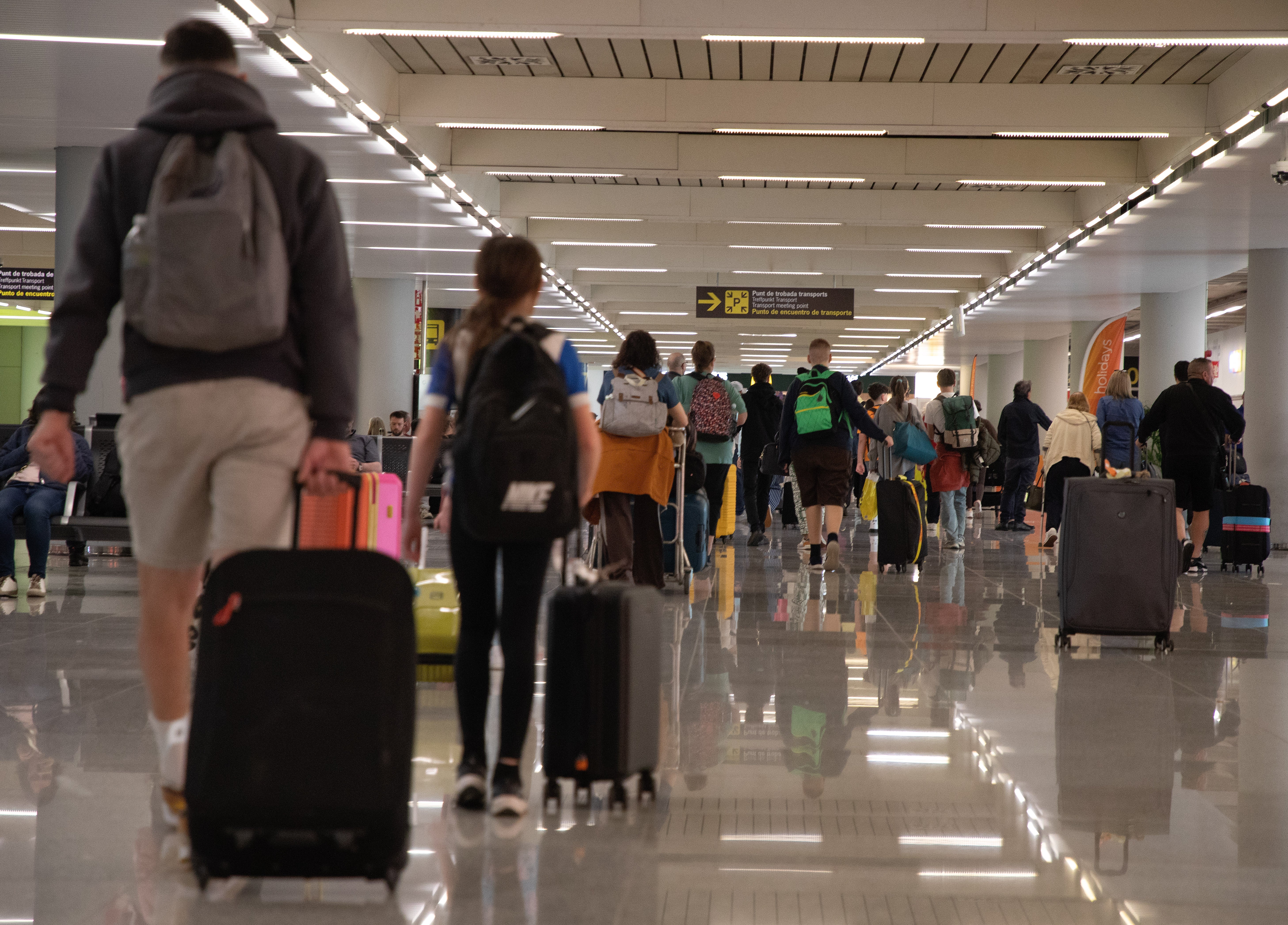 Pasajeros en un aeropuerto Pasajeros en un aeropuerto