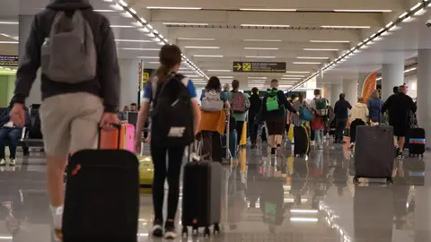Pasajeros en un aeropuerto Pasajeros en un aeropuerto