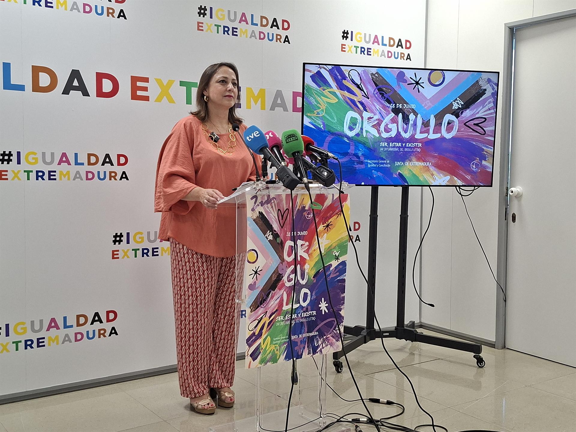 Ara Sánchez dice que las políticas LGTBI están "blindadas" con Guardiola y sin instrucciones para la prioridad nacional Ara Sánchez dice que las políticas LGTBI están "blindadas" con Guardiola y sin instrucciones para la prioridad nacional