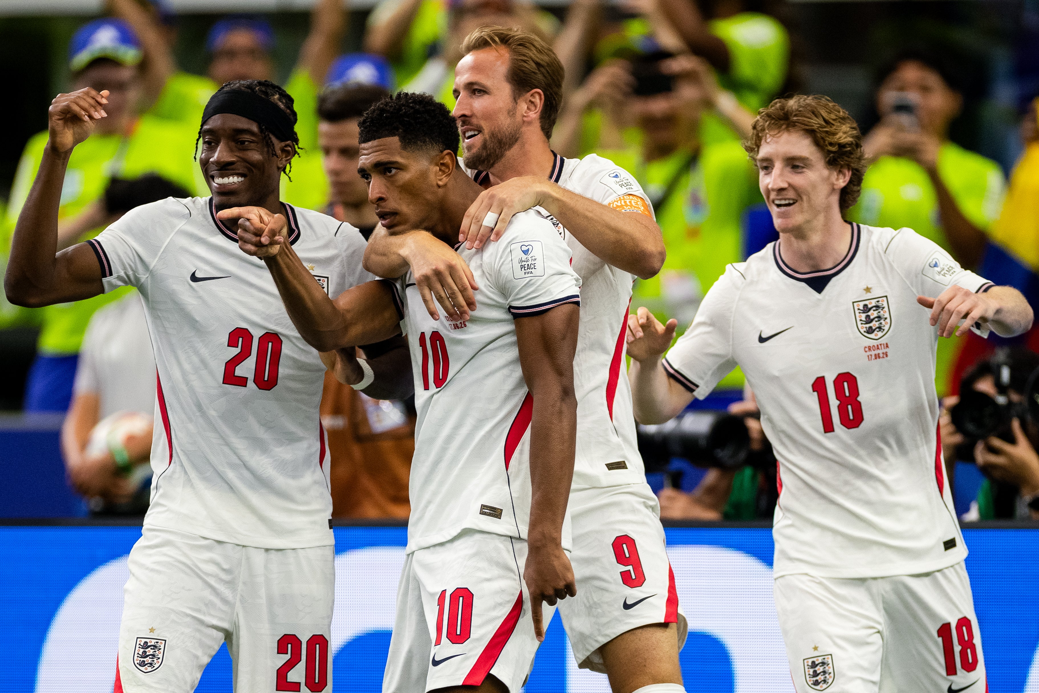 Bellingham, Madueke y Kane celebran uno de los goles Bellingham, Madueke y Kane celebran uno de los goles