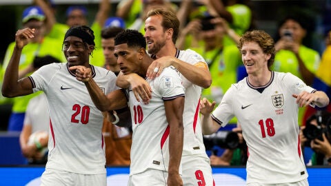 Bellingham, Madueke y Kane celebran uno de los goles