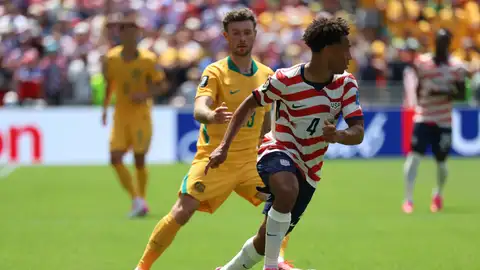 Tyler Adams (d) de Estados Unidos controla el balón este viernes, en un partido del grupo D del Mundial de la FIFA 2026 entre Estados Unidos y Australia Tyler Adams (d) de Estados Unidos controla el balón este viernes, en un partido del grupo D del Mundial de la FIFA 2026 entre Estados Unidos y Australia