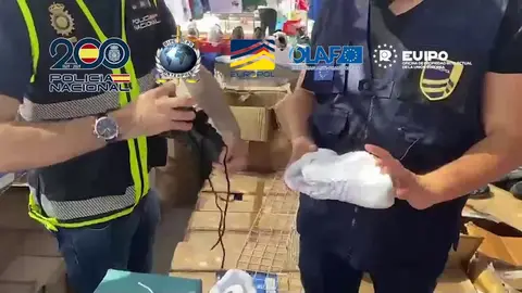 Agentes policiales en uno de los puestos del mercadillo del campo de fútbol de Elche inspeccionados. Agentes policiales en uno de los puestos del mercadillo del campo de fútbol de Elche inspeccionados.