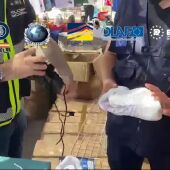 Agentes policiales en uno de los puestos del mercadillo del campo de fútbol de Elche inspeccionados.