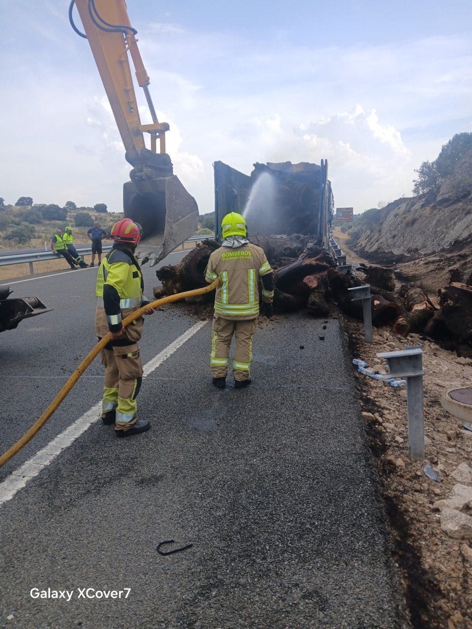 Los bomberos del SEPEI sofocan el incendio de un camión de gran tonelaje cargado de troncos de madera en la A5 Los bomberos del SEPEI sofocan el incendio de un camión de gran tonelaje cargado de troncos de madera en la A5