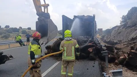 Los bomberos del SEPEI sofocan el incendio de un camión de gran tonelaje cargado de troncos de madera en la A5 Los bomberos del SEPEI sofocan el incendio de un camión de gran tonelaje cargado de troncos de madera en la A5