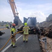 Los bomberos del SEPEI sofocan el incendio de un camión de gran tonelaje cargado de troncos de madera en la A5