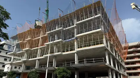Obras en Elche del nuevo edificio de pisos para alquiler asequible del barrio Travalon. Obras en Elche del nuevo edificio de pisos para alquiler asequible del barrio Travalon.