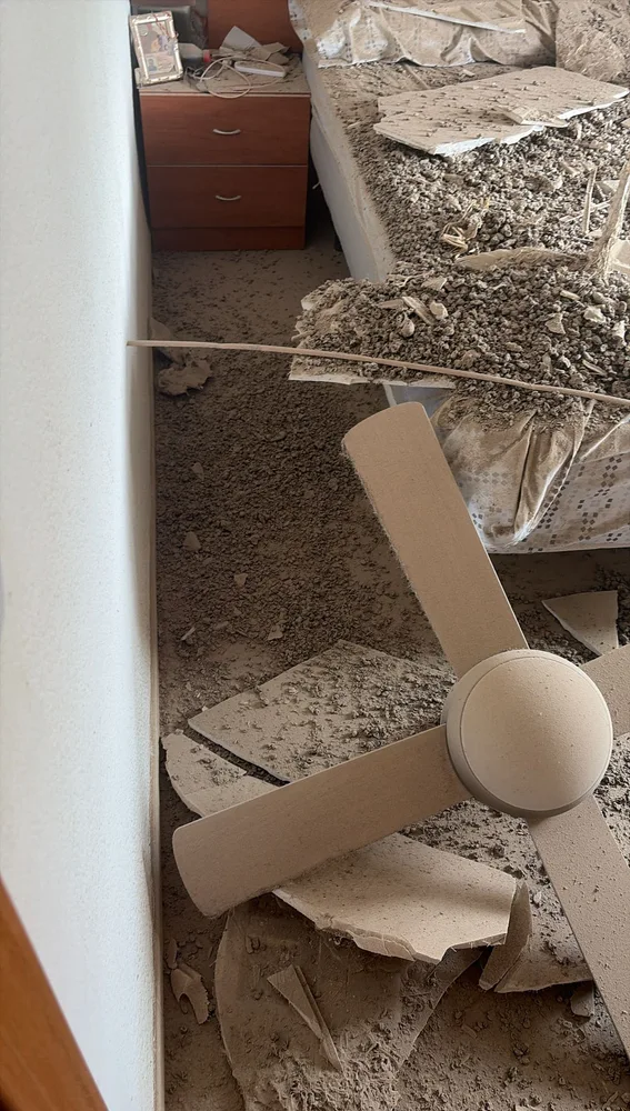 Un nuevo desprendimiento parcial obliga a desalojar de su vivienda a una familia en el barrio San Antón de Elche. Un nuevo desprendimiento parcial obliga a desalojar de su vivienda a una familia en el barrio San Antón de Elche.