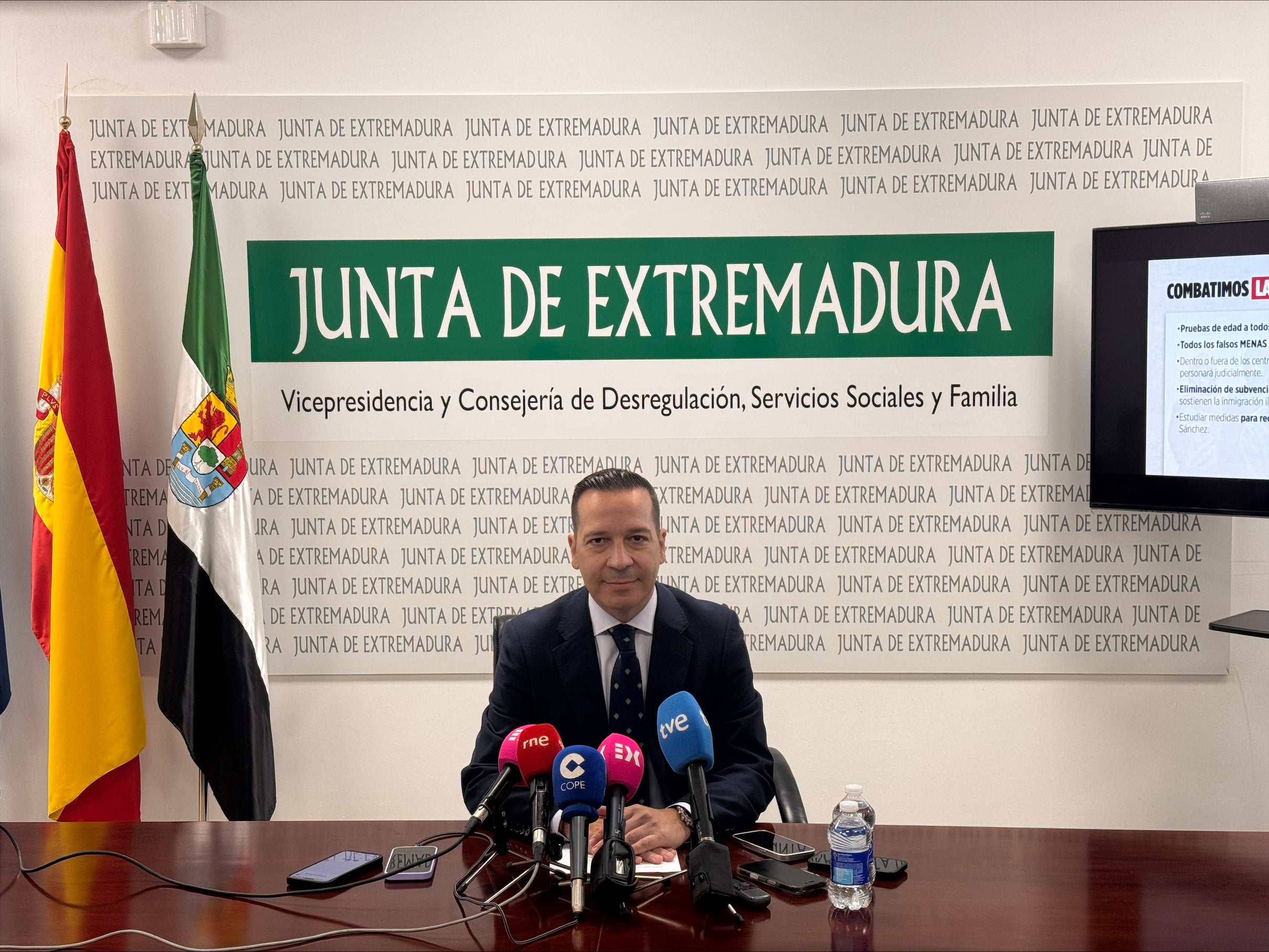 Óscar Fernández denuncia que migrantes adultos se están autoidentificando como menores para obtener alojamiento en Extremadura Óscar Fernández denuncia que migrantes adultos se están autoidentificando como menores para obtener alojamiento en Extremadura