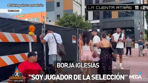 Borja Iglesias, retenido por un vigilante de seguridad en el hotel de concentración en Chattanooga. Borja Iglesias, retenido por un vigilante de seguridad en el hotel de concentración en Chattanooga.