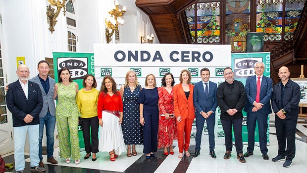 Autoridades y premiados en los momentos previos de la gala de los Premios Onda Cero Cantabria 2026 