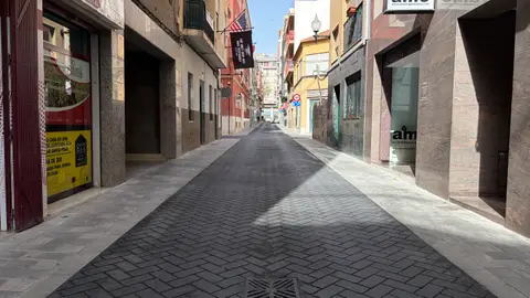 Calle Verónica de Elche en la que el PSOE pide medidas de proteccion para los peatones. Calle Verónica de Elche en la que el PSOE pide medidas de proteccion para los peatones.
