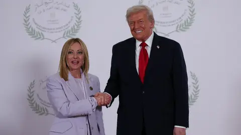 El presidente estadounidense Donald Trump (derecha) y la primera ministra italiana Giorgia Meloni se dan la mano mientras posan para una foto en la Cumbre de Paz de Sharm El-Sheikh en Egipto. La reunión de jefes de Estado y de Gobierno tiene como objetivo discutir el apoyo a la Franja de Gaza tras el alto el fuego entre Israel y Hamás. El presidente estadounidense Donald Trump (derecha) y la primera ministra italiana Giorgia Meloni se dan la mano mientras posan para una foto en la Cumbre de Paz de Sharm El-Sheikh en Egipto. La reunión de jefes de Estado y de Gobierno tiene como objetivo discutir el apoyo a la Franja de Gaza tras el alto el fuego entre Israel y Hamás.