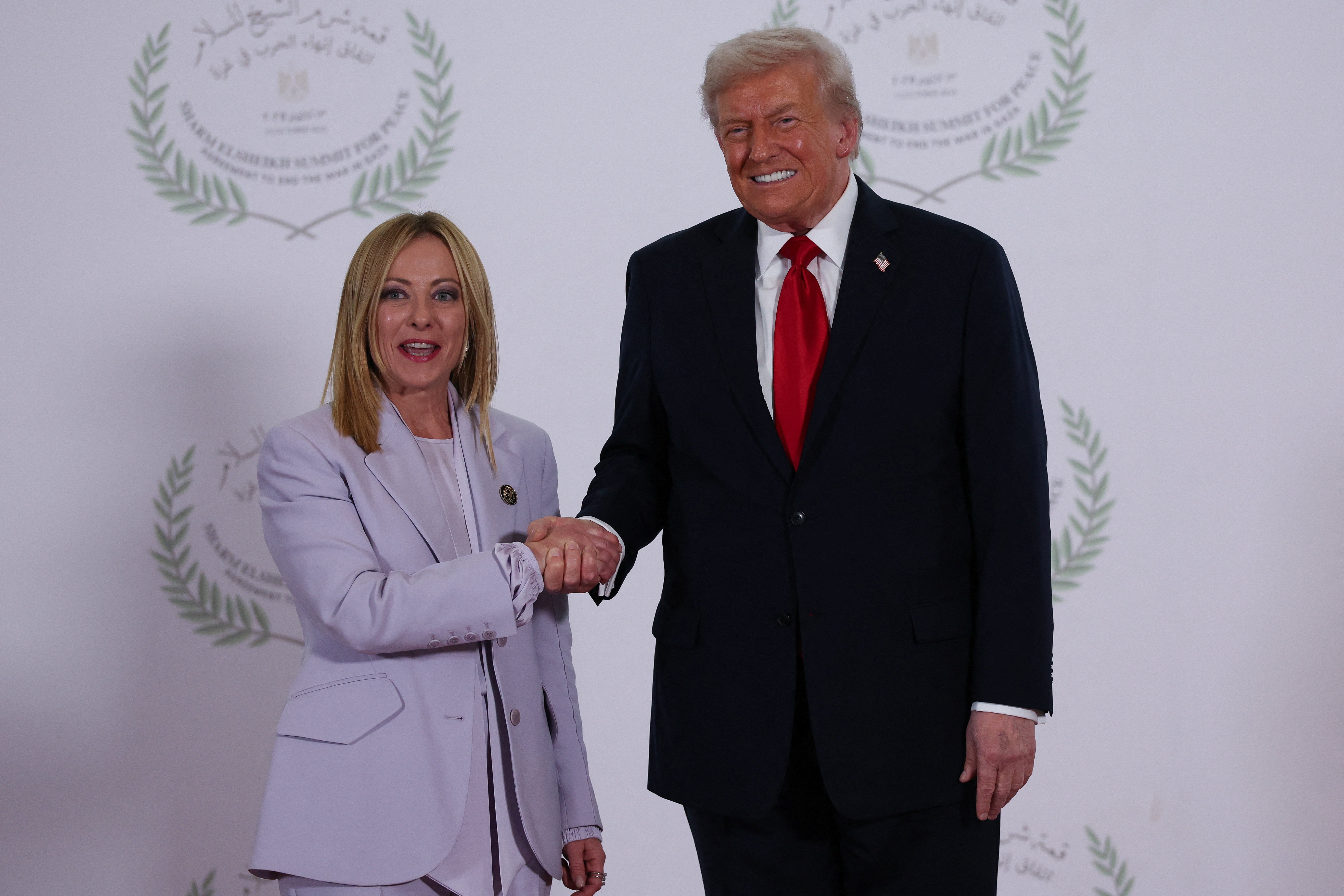 El presidente estadounidense Donald Trump (derecha) y la primera ministra italiana Giorgia Meloni se dan la mano mientras posan para una foto en la Cumbre de Paz de Sharm El-Sheikh en Egipto. La reunión de jefes de Estado y de Gobierno tiene como objetivo discutir el apoyo a la Franja de Gaza tras el alto el fuego entre Israel y Hamás. El presidente estadounidense Donald Trump (derecha) y la primera ministra italiana Giorgia Meloni se dan la mano mientras posan para una foto en la Cumbre de Paz de Sharm El-Sheikh en Egipto. La reunión de jefes de Estado y de Gobierno tiene como objetivo discutir el apoyo a la Franja de Gaza tras el alto el fuego entre Israel y Hamás.