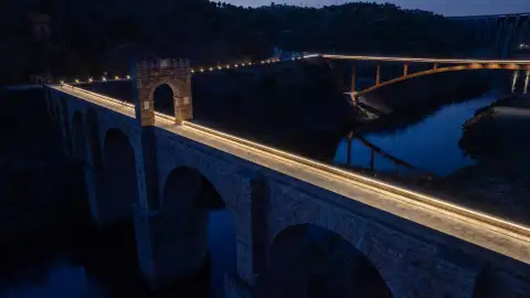Alcántara estrena su pasarela peatonal, un nuevo recorrido a pie junto al puente romano Alcántara estrena su pasarela peatonal, un nuevo recorrido a pie junto al puente romano