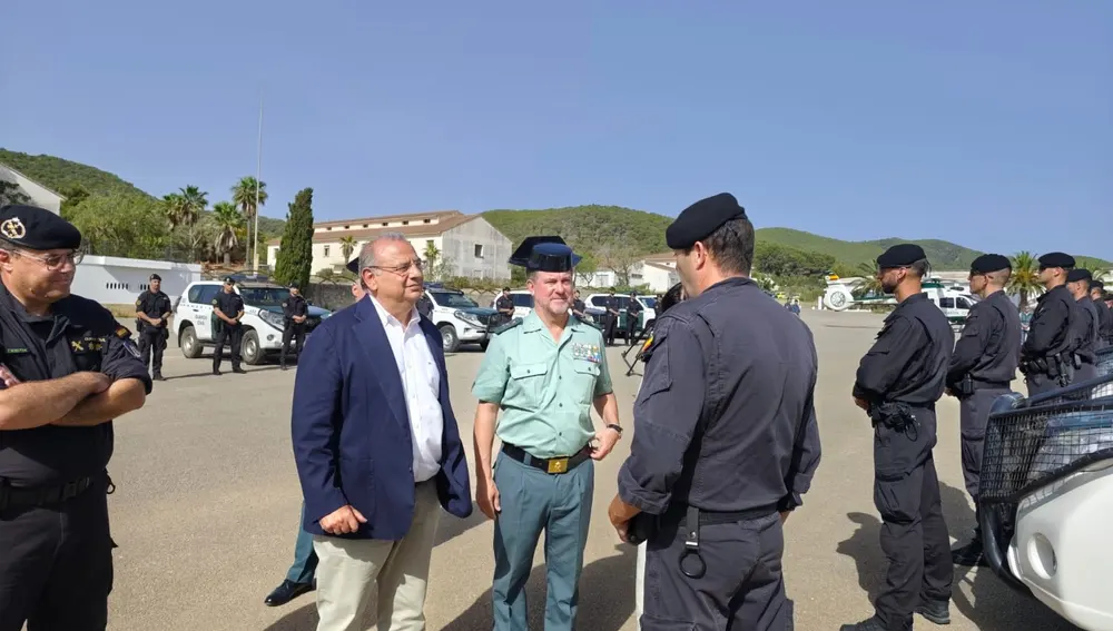 Alfonso Rodríguez junto al el General de Brigada Jefe de la Zona de la Guardia Civil de Baleares Alejandro Hernández, pasando revista a los agentes Alfonso Rodríguez junto al el General de Brigada Jefe de la Zona de la Guardia Civil de Baleares Alejandro Hernández, pasando revista a los agentes