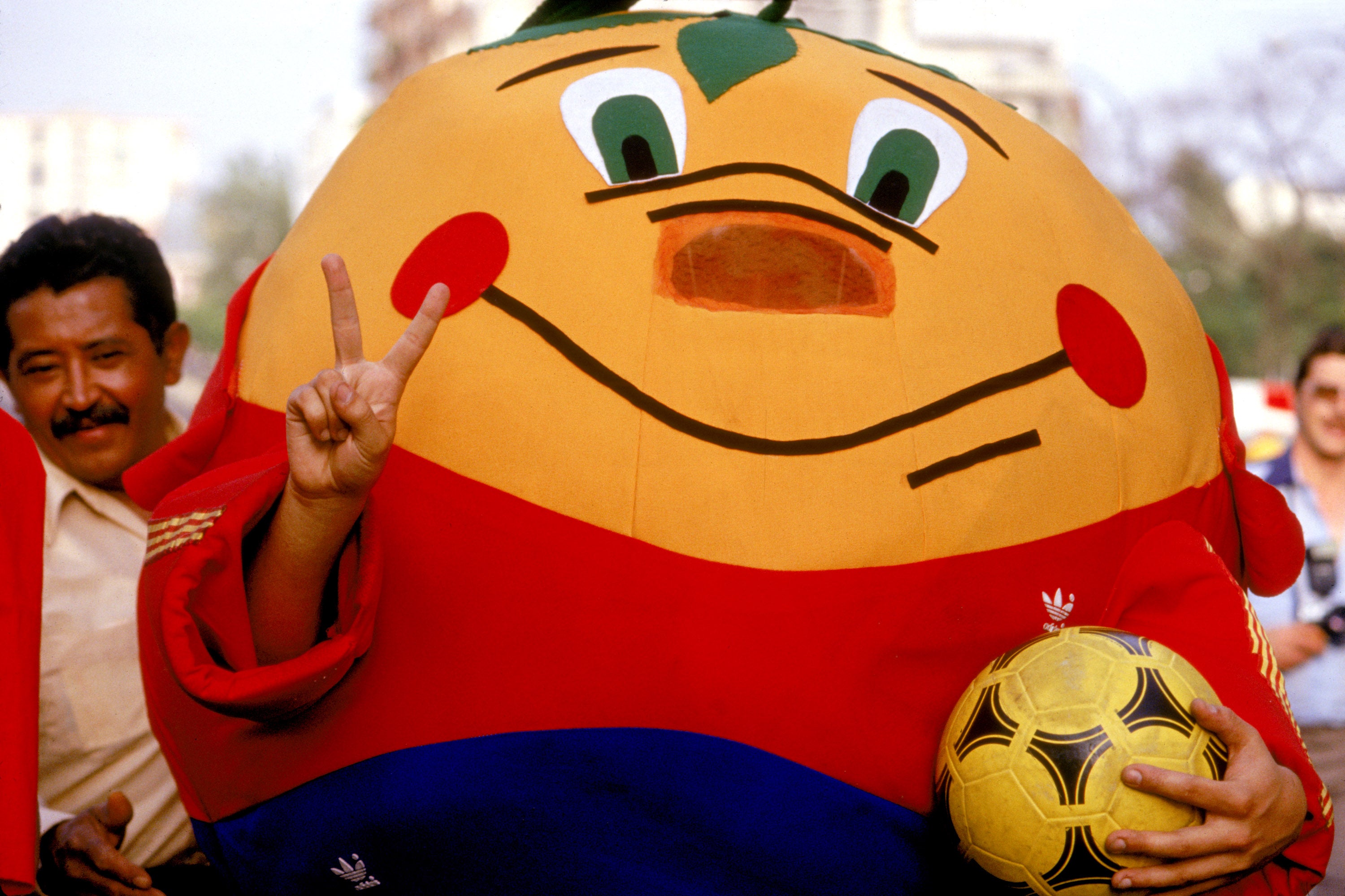 Vicente Pizarro explica en Por Fin la importancia del Mundial 82 para España: "Naranjito quedó como un icono popular" Vicente Pizarro explica en Por Fin la importancia del Mundial 82 para España: "Naranjito quedó como un icono popular"